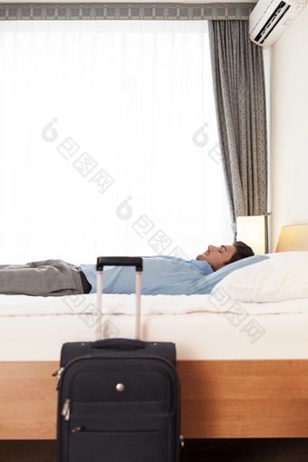 酒店休息的男人摄影图