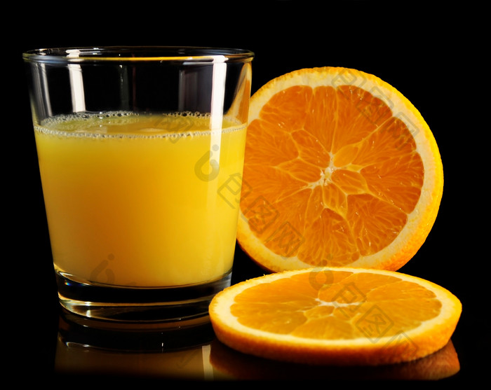 黑色风格橘子汁摄影图