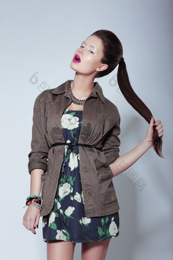 一绺头发please花色连裙女人图片摄影