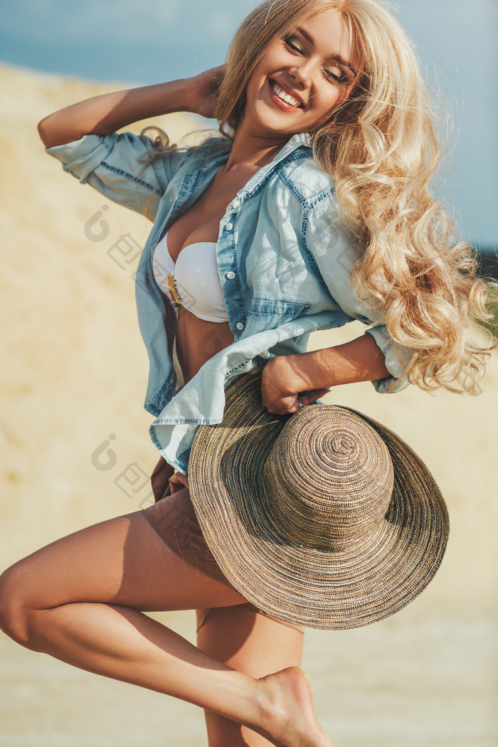 海滩边的金发女性