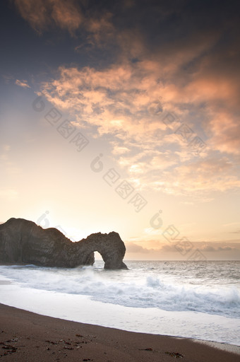 黎明日出岩石海岸海景