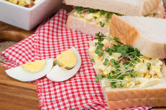 野餐鸡蛋和三明治美食