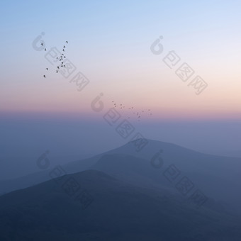 清晨黎明的山岳摄影图