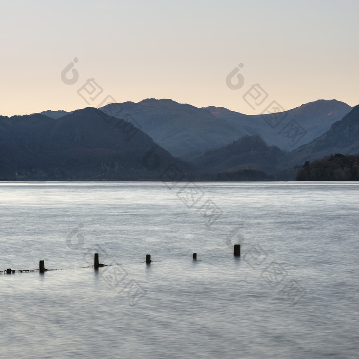 清澈的湖水和山峰