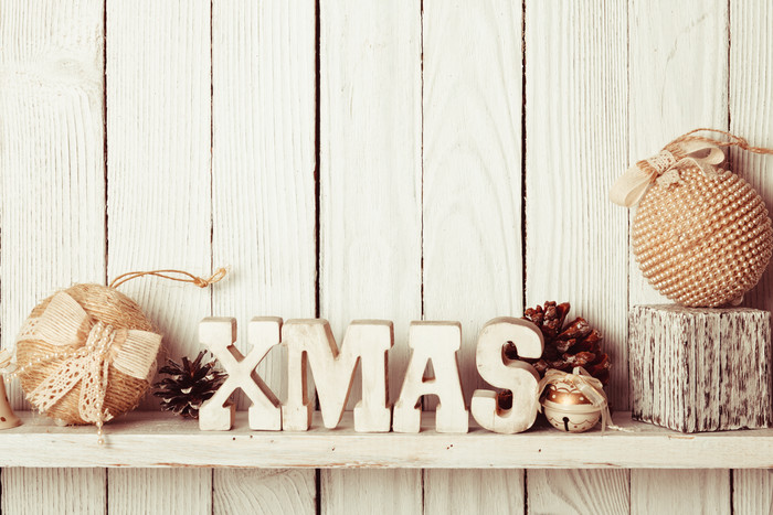 木板上的圣诞球和字母