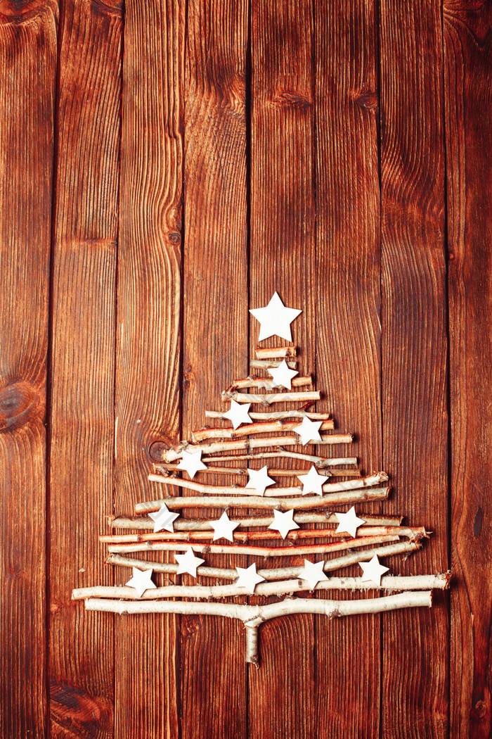 木板上的木棍圣诞树