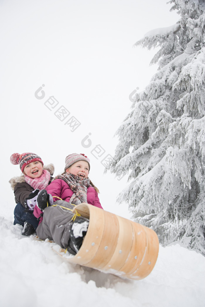 灰色调滑雪的儿童摄影图