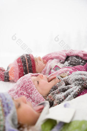 清新雪地上的儿童摄影图