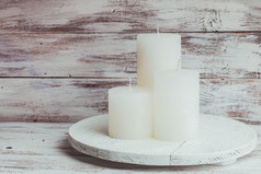 白色木板上的蜡烛