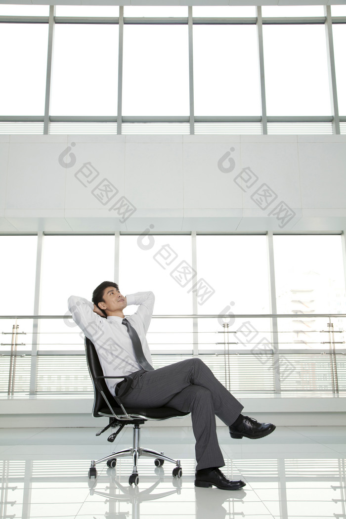 商务男士跷二郎腿坐在椅子上