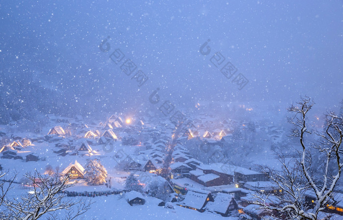 蓝色调雪中的乡村摄影图