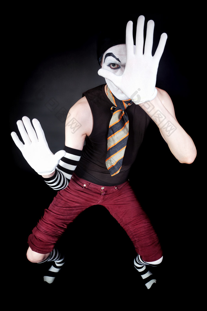暗色调表演魔术的小丑摄影图