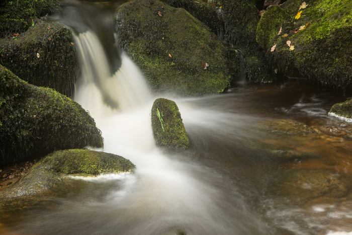 大自然岩石瀑布流水