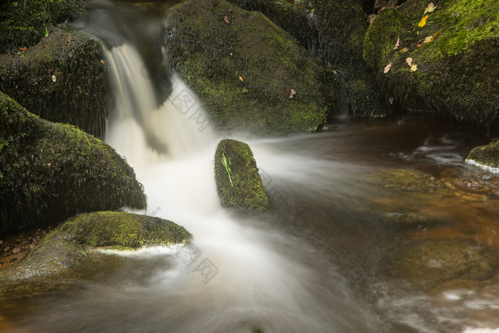 大自然岩石瀑布流水
