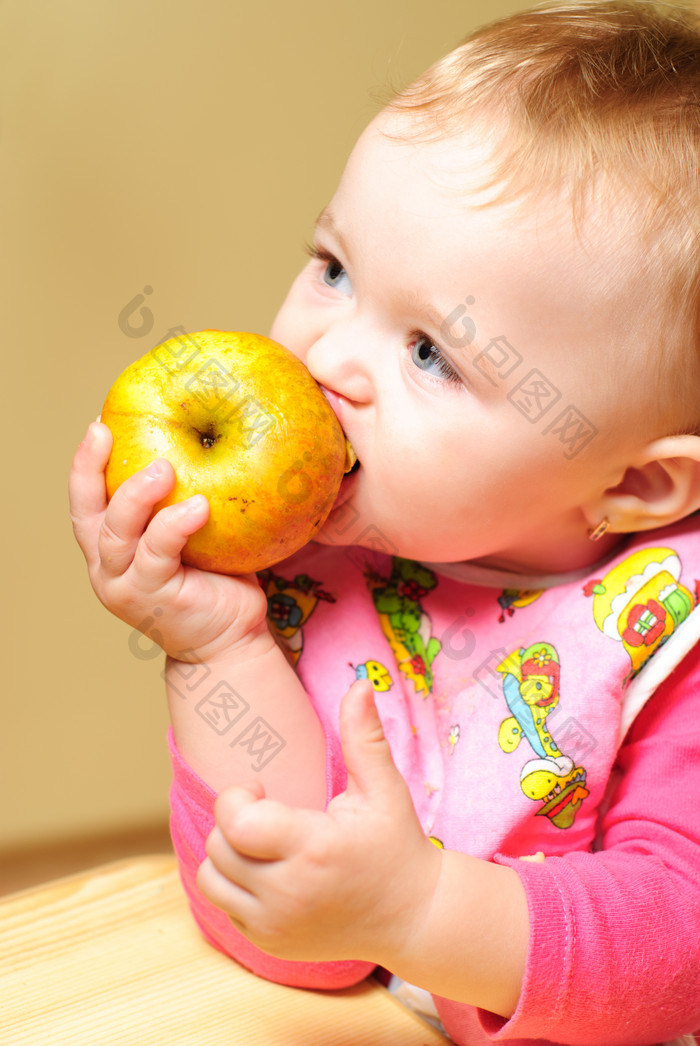 吃苹果的宝宝摄影图