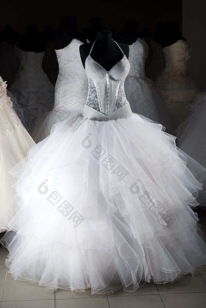 白色婚纱礼服摄影图