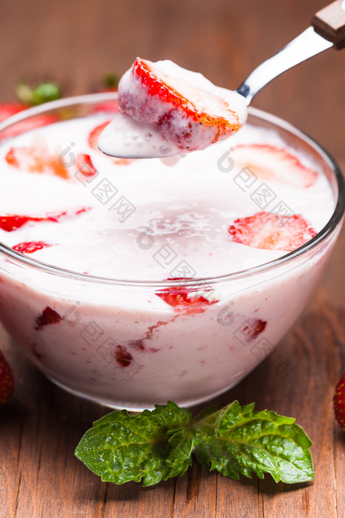 勺子舀起草莓酸奶