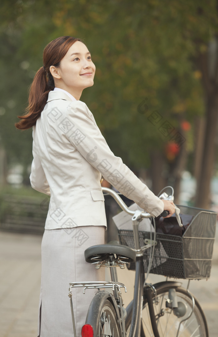 清纯商务女孩推自行车