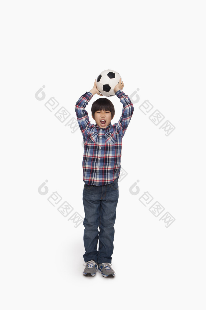 举着足球的小男孩