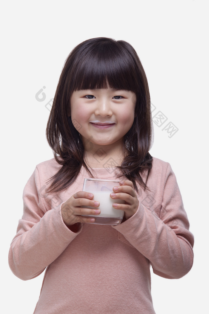 小女孩儿童小孩喝牛奶捧着牛奶玻璃杯开心