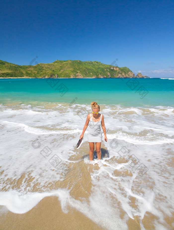 假期旅游海边沙滩大海比基尼美女光脚