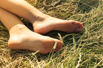 简约草地上女人的脚摄影图
