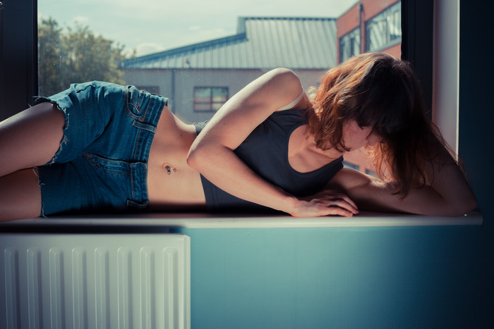 躺阳台上的女人摄影图