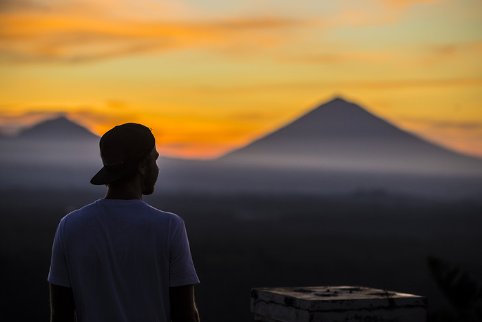 夕阳余晖下的山岳