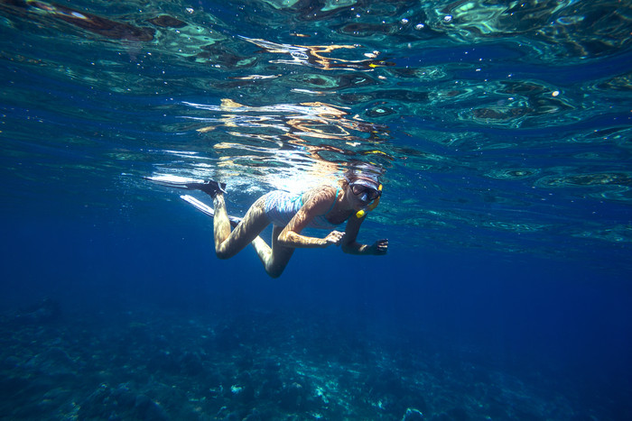 海底游泳的人物摄影图