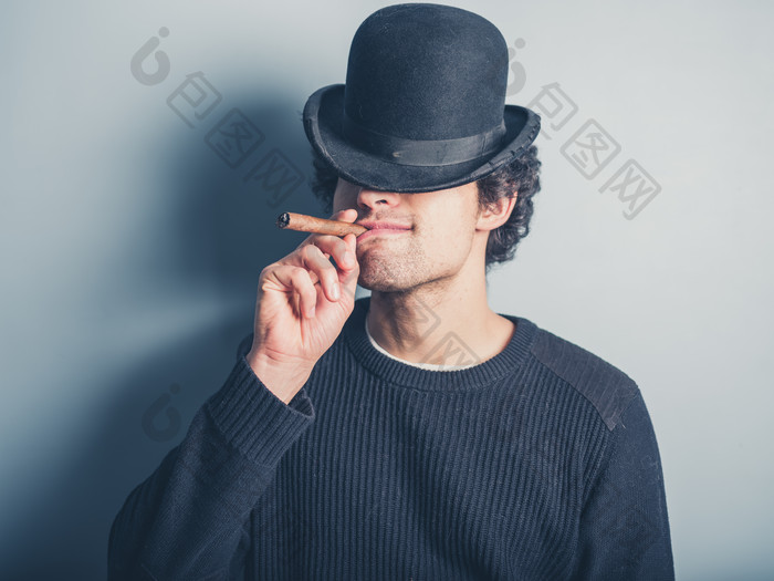 戴帽子抽烟的男人