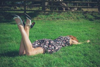 绿色调草地上女人摄影图
