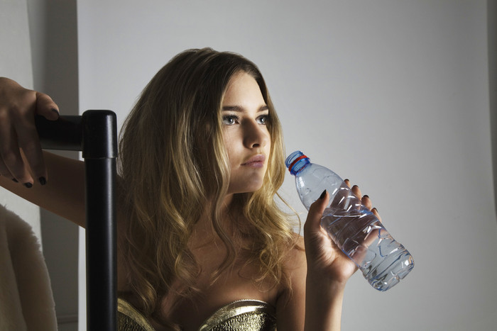 简约风喝水的一个女子摄影图