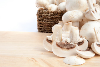 简约新鲜的小蘑菇摄影图