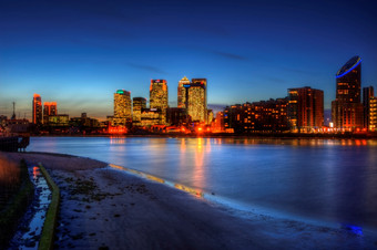 蓝色调夜晚中的城市摄影图