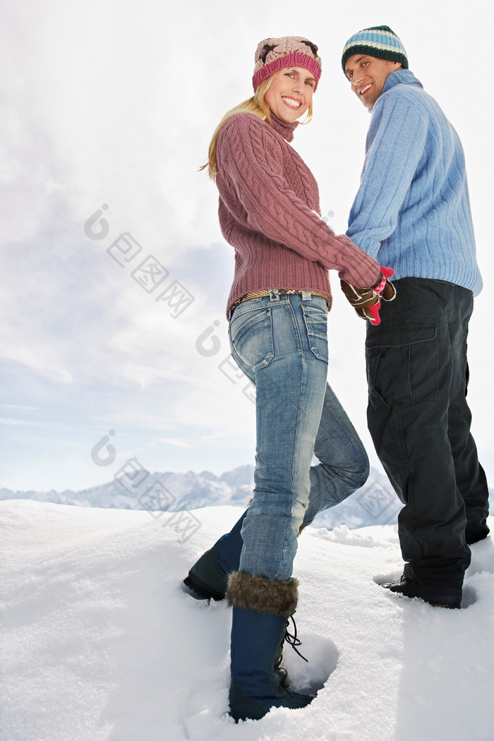 雪地散步的夫妻摄影图