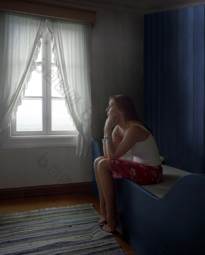 窗边坐着的孤独女人