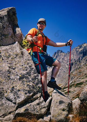 徒步登山冒险的男人