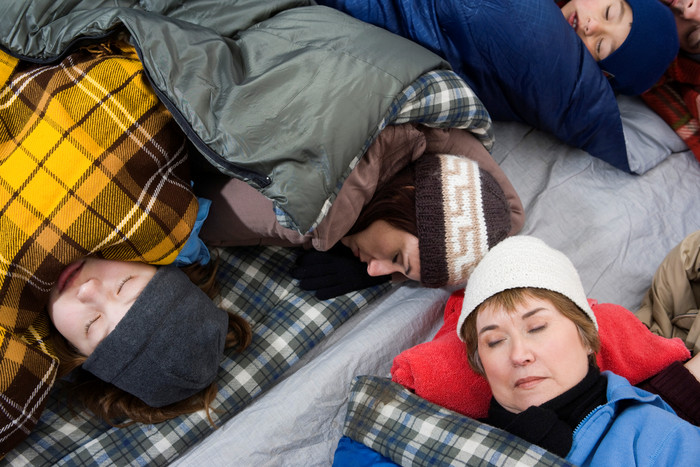 野营睡觉的家人摄影图