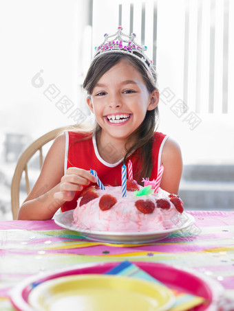 过生日开心的小女孩摄影图