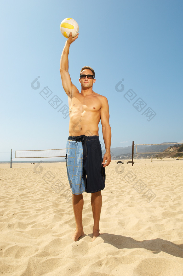 打沙滩排球的男人
