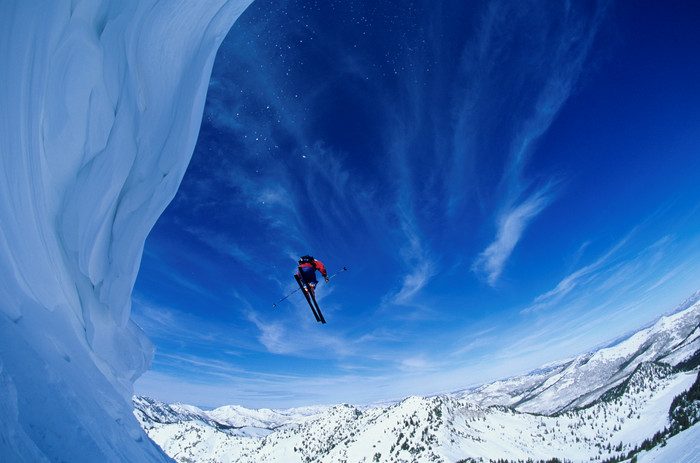 蓝色勇敢的滑雪者摄影图