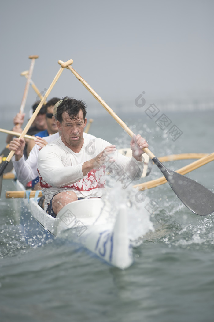 深色调划船比赛的男人摄影图