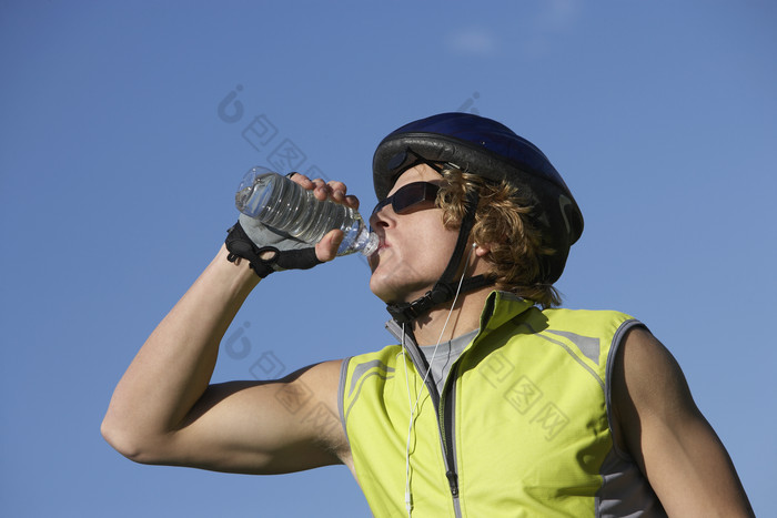 蓝色调喝水的骑车人摄影图
