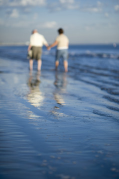 海边行走的两个人