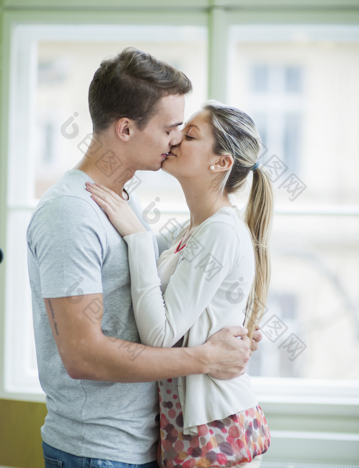 年轻夫妻亲吻拥抱