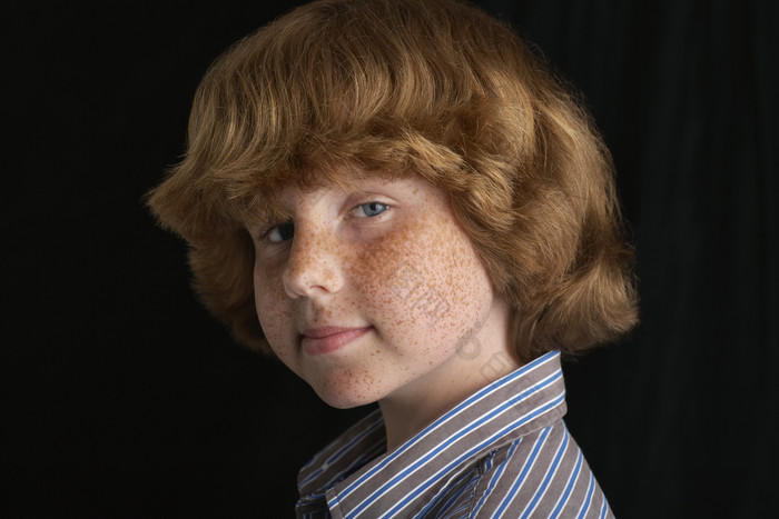 脸上长斑的小男孩