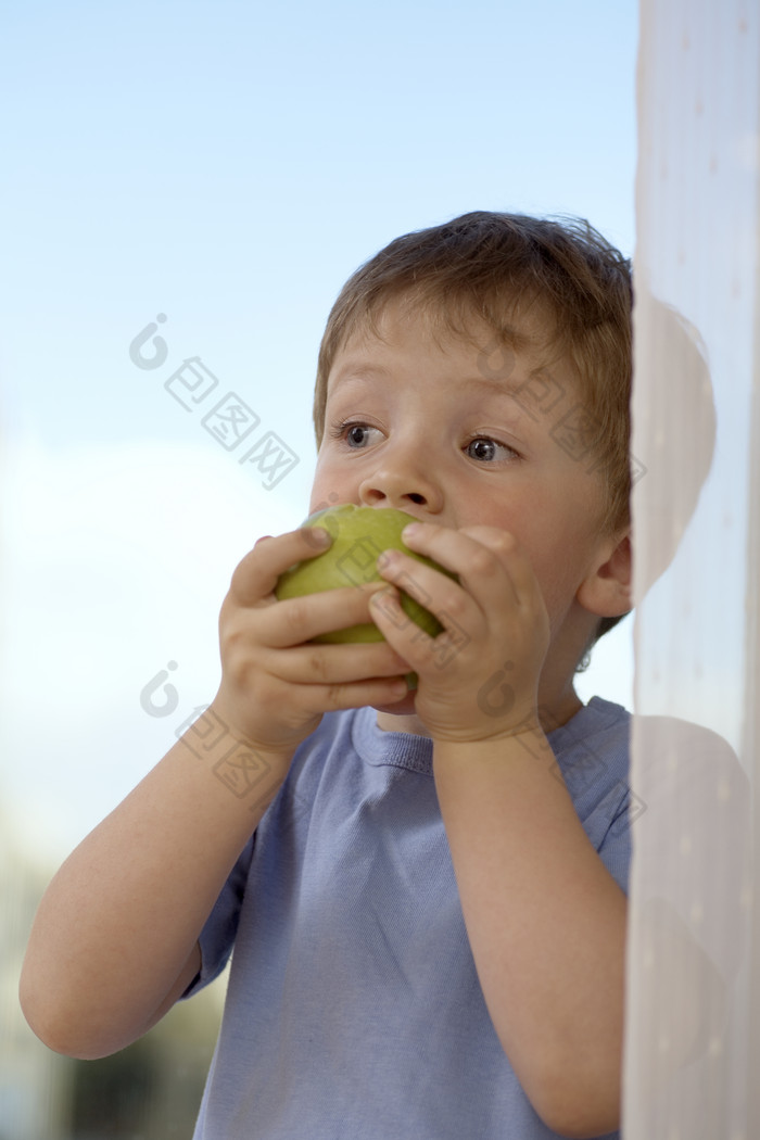 吃水果的小男孩摄影图