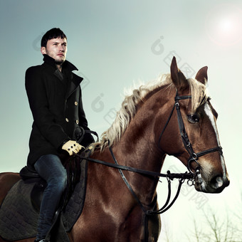 暗色调骑马的男人摄影图