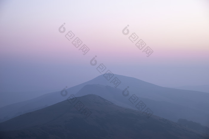 黎明的山峰山岳摄影图