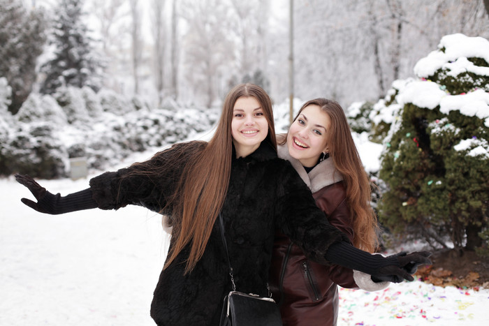 在雪地里嬉闹的女生